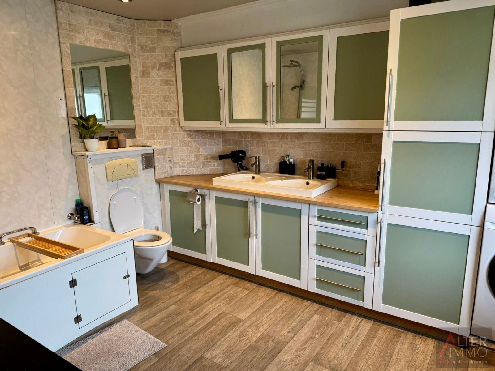 Halfvrijstaande woning, 3 slaapkamers op perceel van 8a 46ca met ruime loods en 3 garages! foto 9