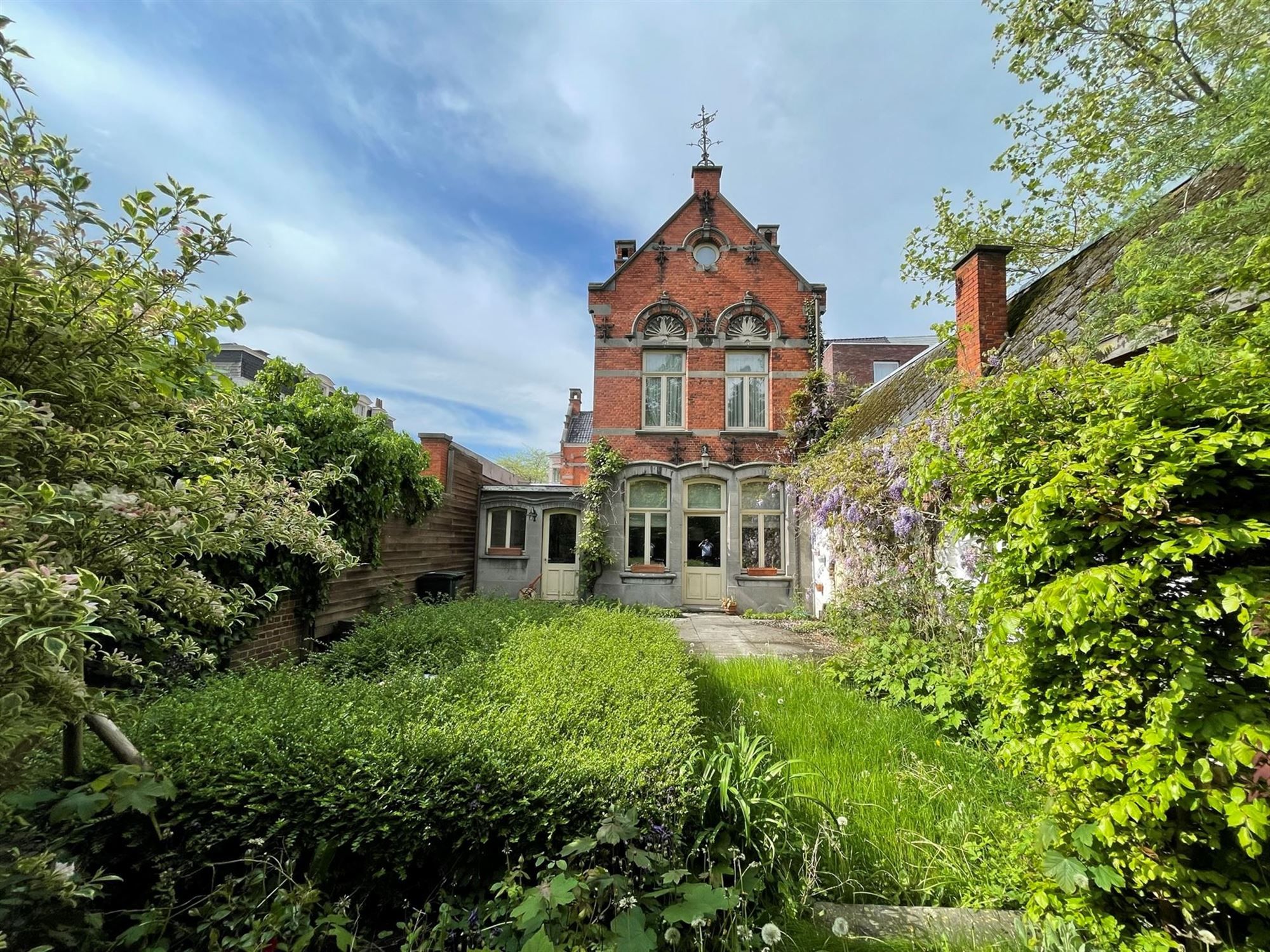 Herenhuis met bijgebouwen, terras, zwembad, garage en tuin foto 4