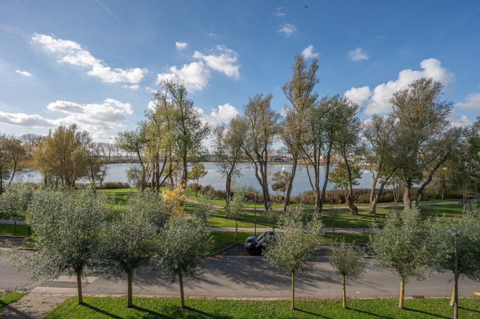 Exclusief: 1e lijn appartement met zuid-west georiënteerde terrassen en frontaal zicht op het meer te Duinenwater foto 3