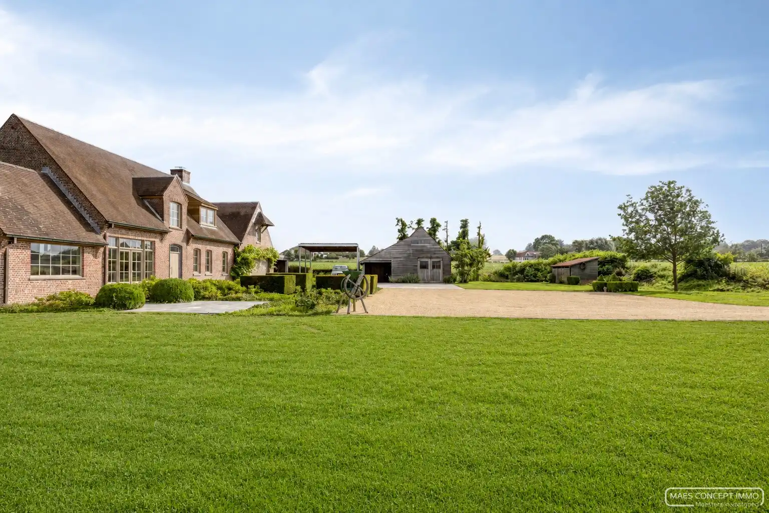 Uitzonderlijk gelegen villa met polyvalent bijgebouw op 3500 m², omringd door groen en landerijen foto 3