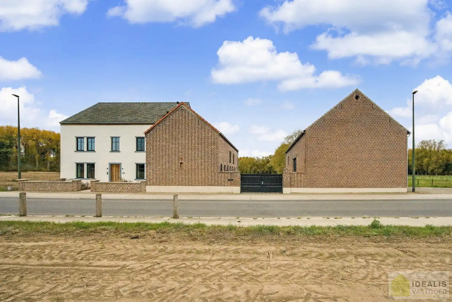 IDEALIS VASTGOED - EEN BIJZONDER HUIS, EEN BIJZONDERE LOCATIE, EEN UNIEKE KANS OM TE WONEN IN EEN AUTHENTIEK LANDHUIS MET EEN PRACHTIGE INRICHTING EN EEN HOOGWAARDDIGE AFWERKINGSGRAAD! foto 2
