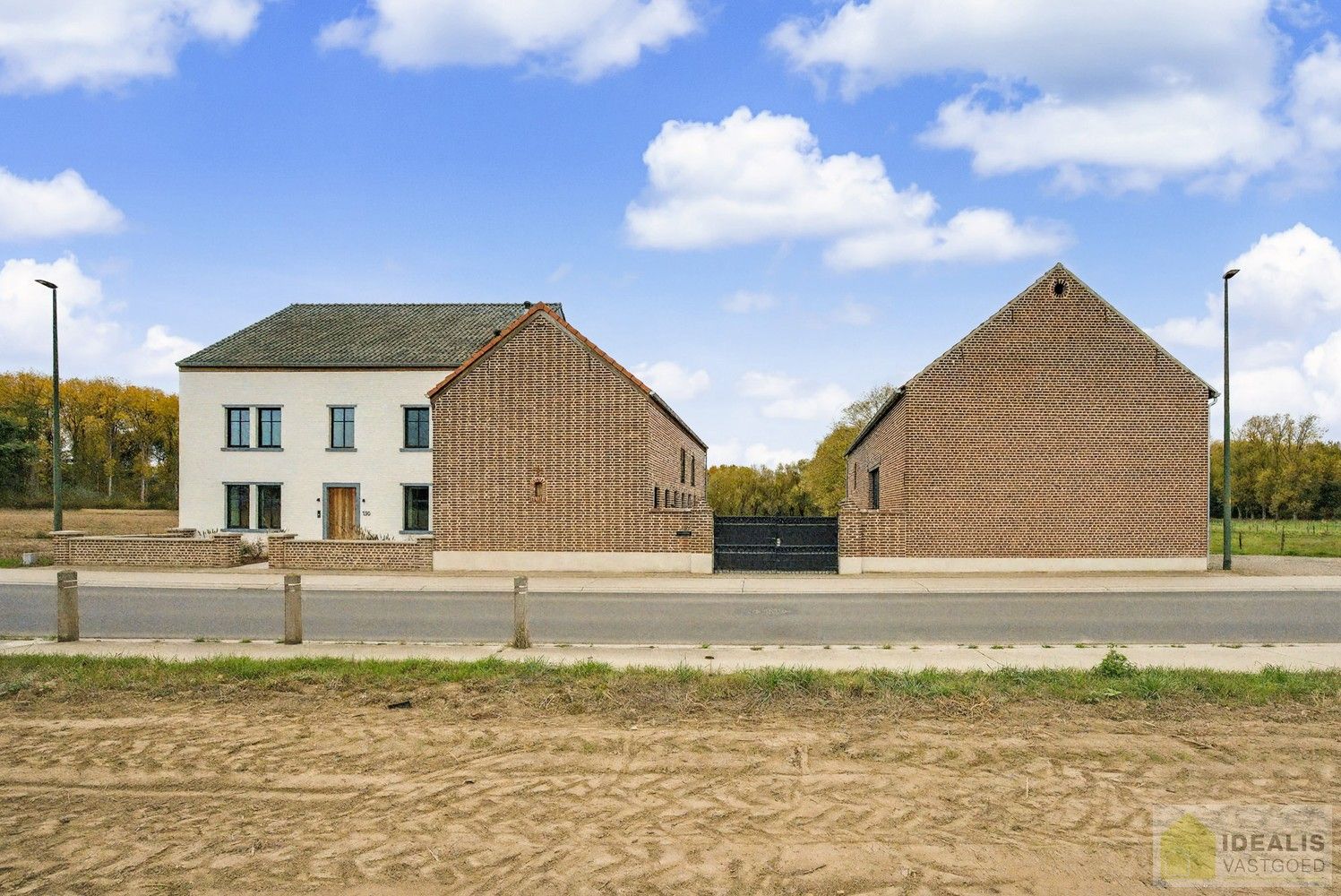 IDEALIS VASTGOED - EEN BIJZONDER HUIS, EEN BIJZONDERE LOCATIE, EEN UNIEKE KANS OM TE WONEN IN EEN AUTHENTIEK LANDHUIS MET EEN PRACHTIGE INRICHTING EN EEN HOOGWAARDDIGE AFWERKINGSGRAAD! foto 2