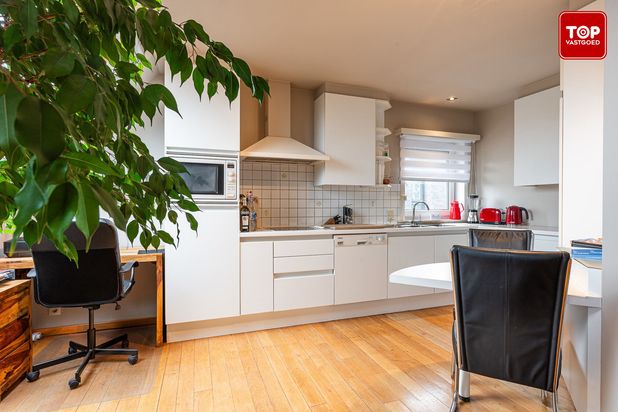 Instapklaar 2 slaapkamer appartement met garage in kleinschalig gebouw foto 3