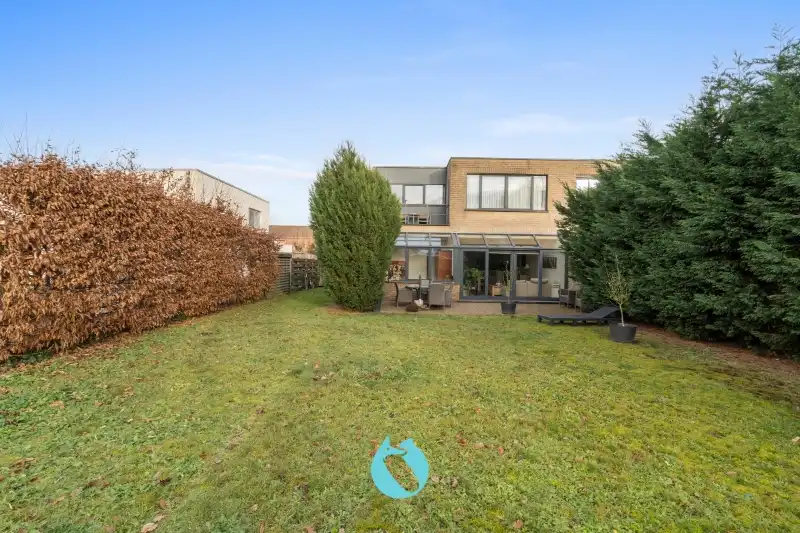 Hoofdfoto van de publicatie: Kleinschalig gebouw met 2 appartementen en 2 garages