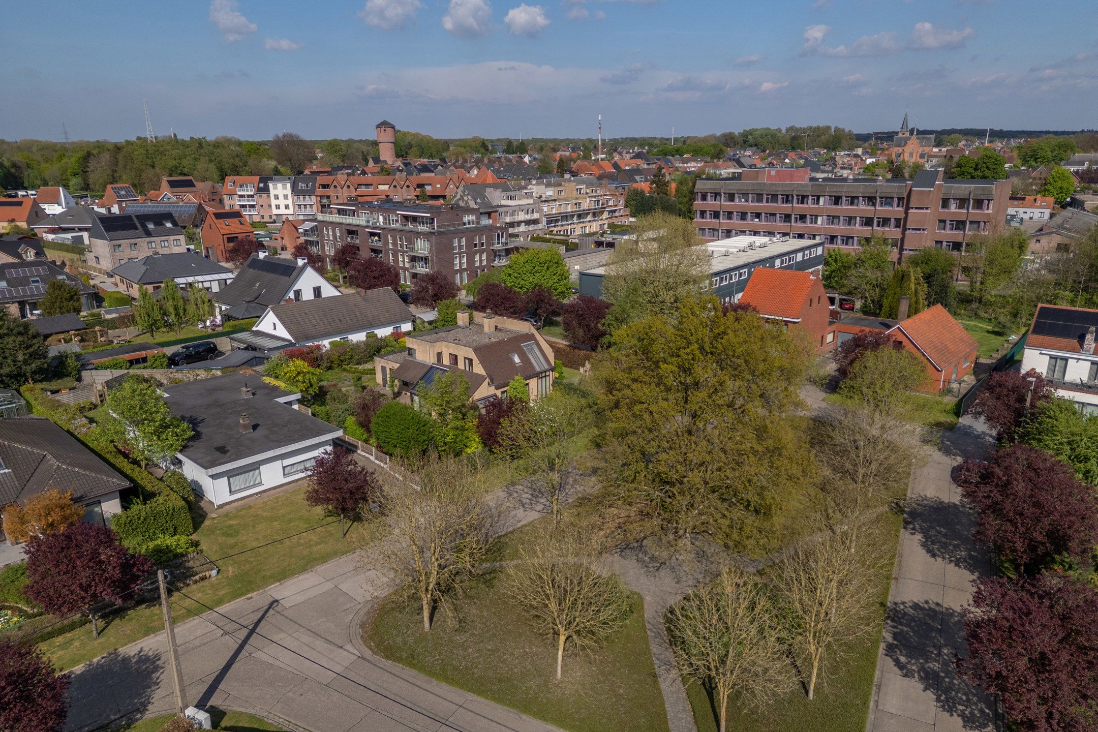 Goed onderhouden villa met 5 slpk's op perceel van 1.060m². foto 42