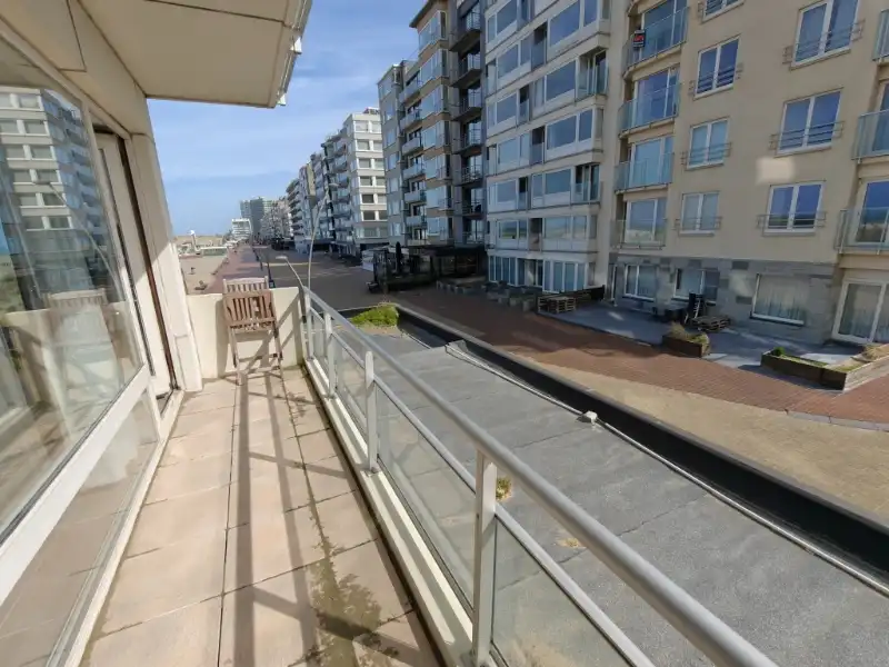 Hoekappartement met zicht op zee en de Zeedijk foto 8