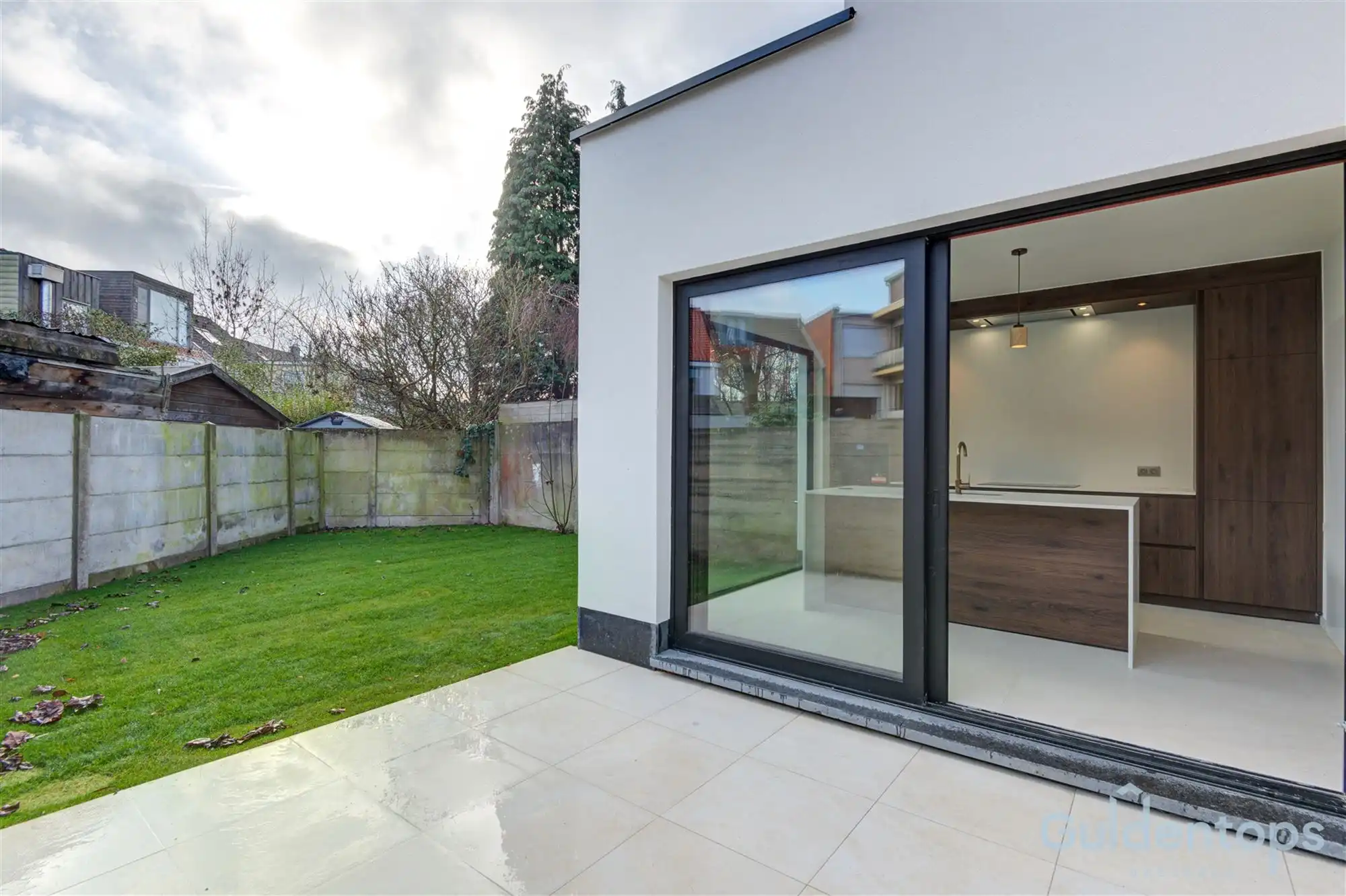 knappe, vernieuwde gezinswoning met tuin in hartje Berchem foto 13