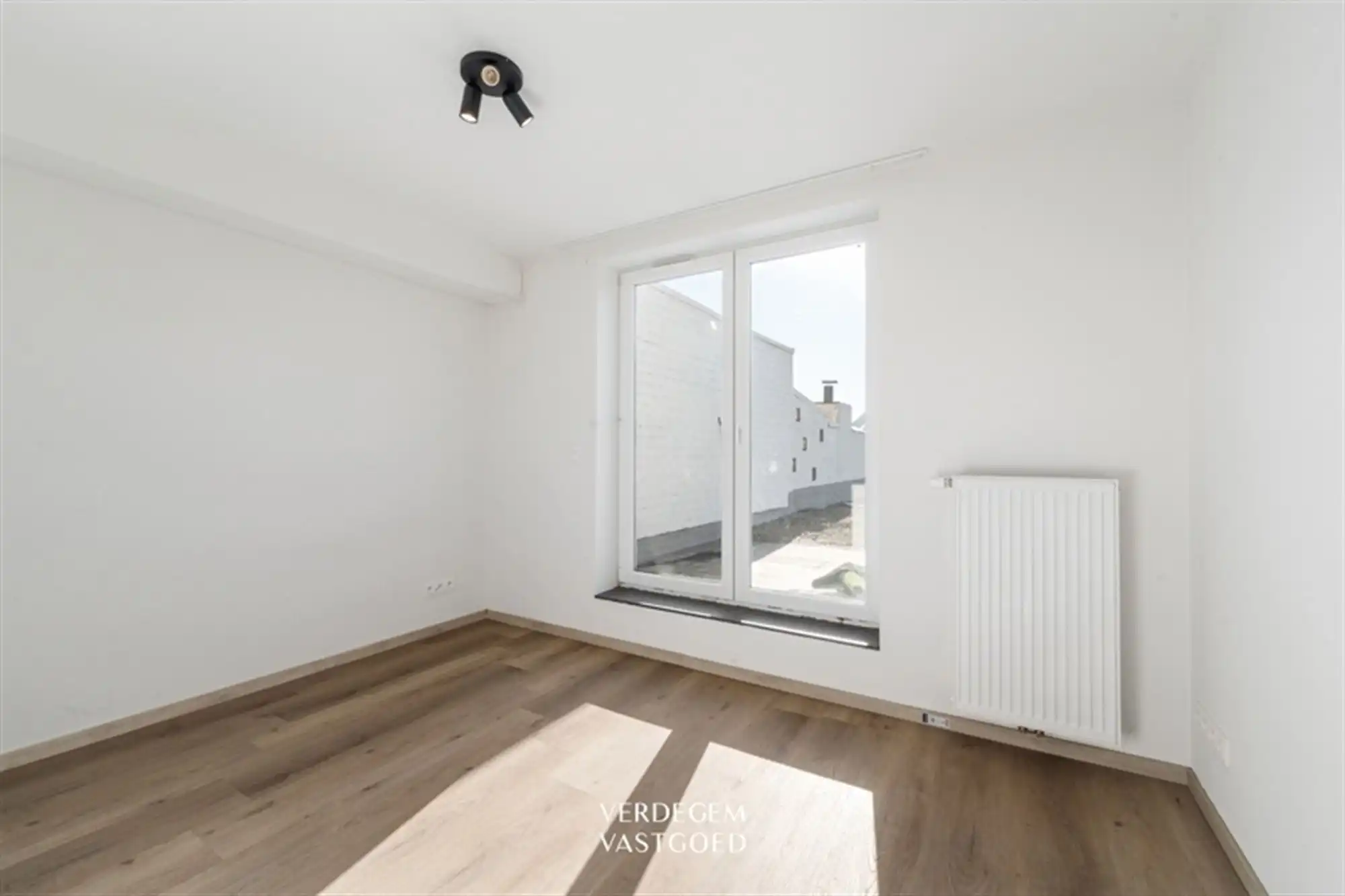 Handelsruimte (284m²) met zonnig appartement (100m²) op strategische ligging foto 17
