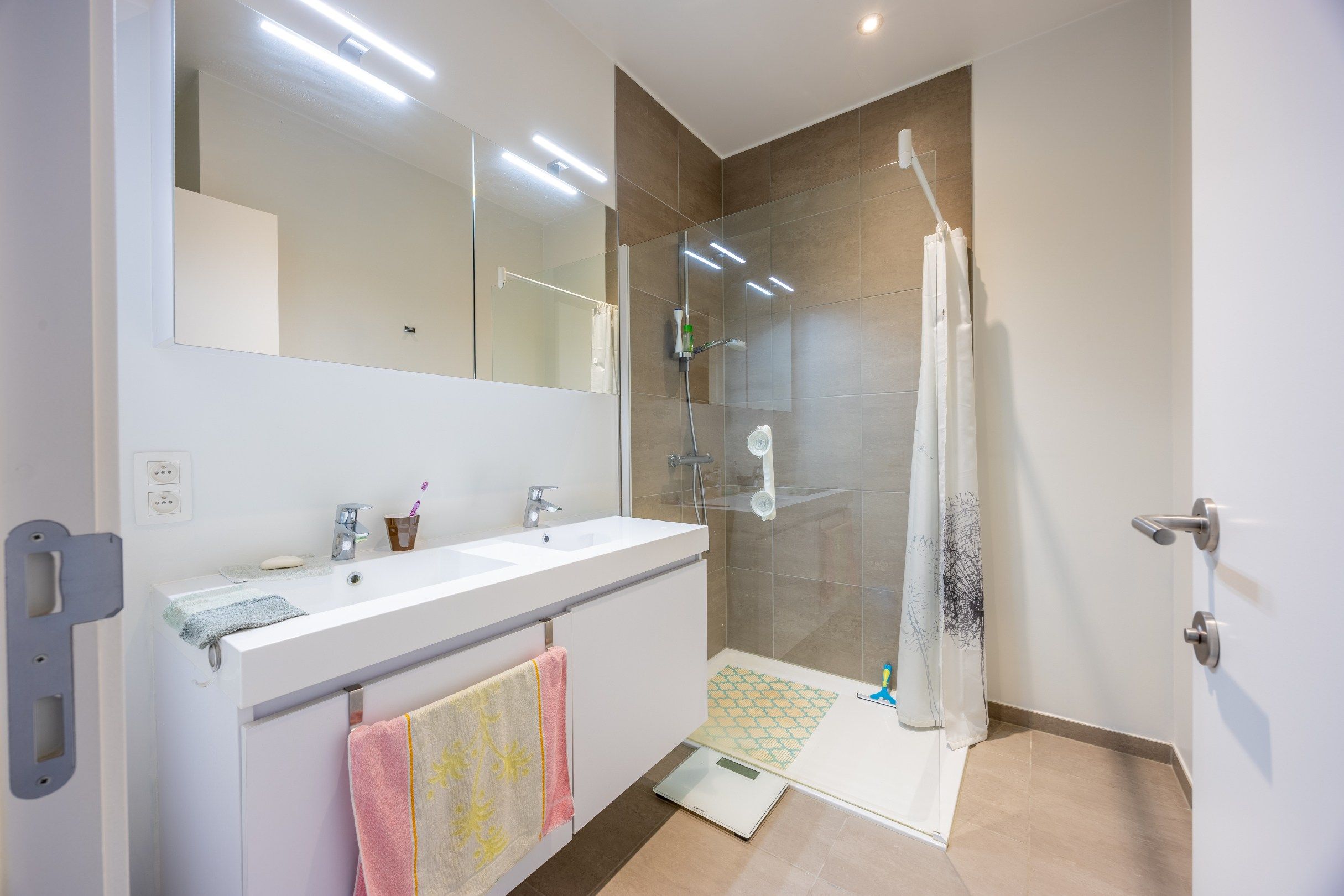 Gelijkvloers appartement met 2 slaapkamers en terras! foto 6