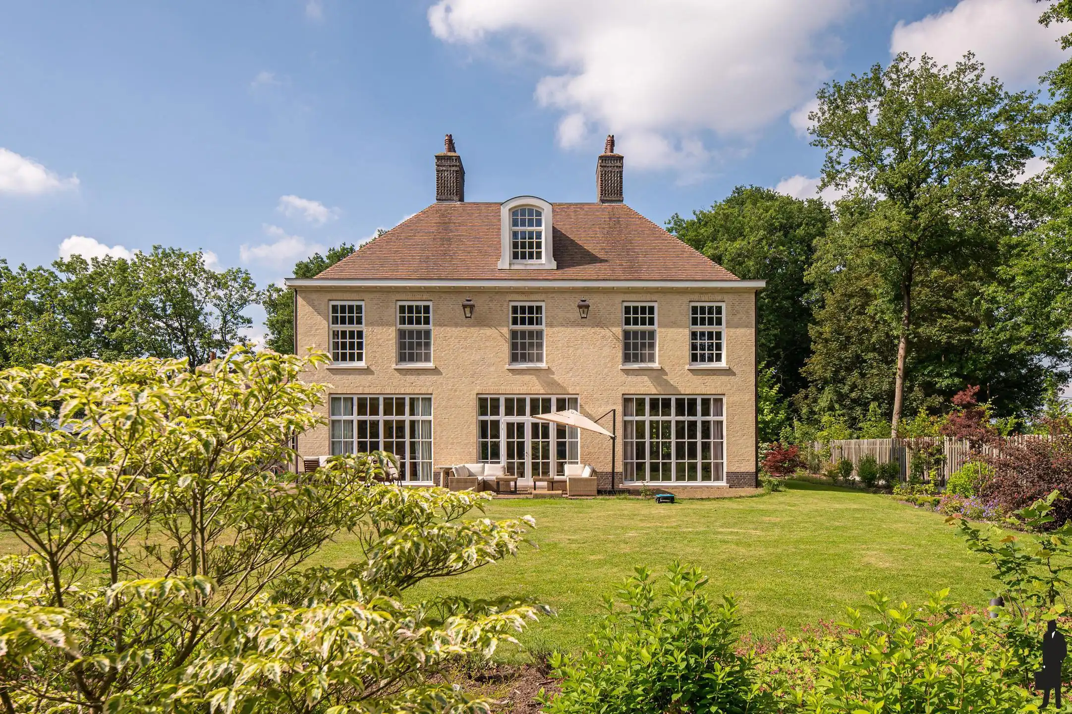 Villa in Engelse stijl op perceel van 1.989m² foto {{pictureIndex}}