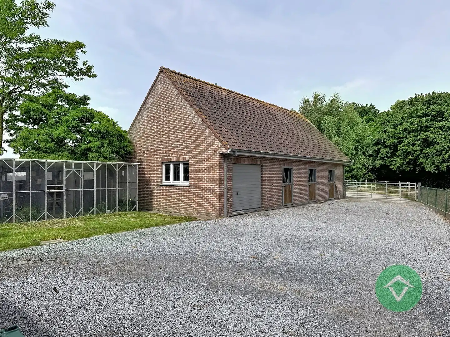 Alleenstaande woning met naastliggend stuk bouwgrond en weide te Eernegem foto 3