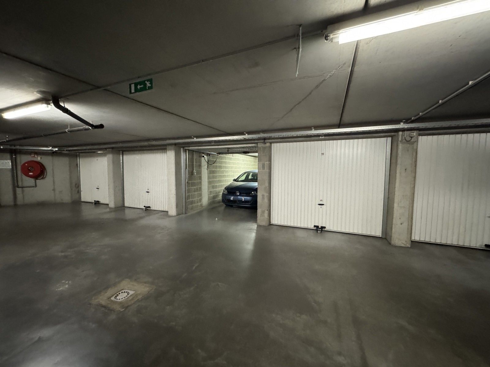 Ondergrondse garagebox met sectionale poort foto 2