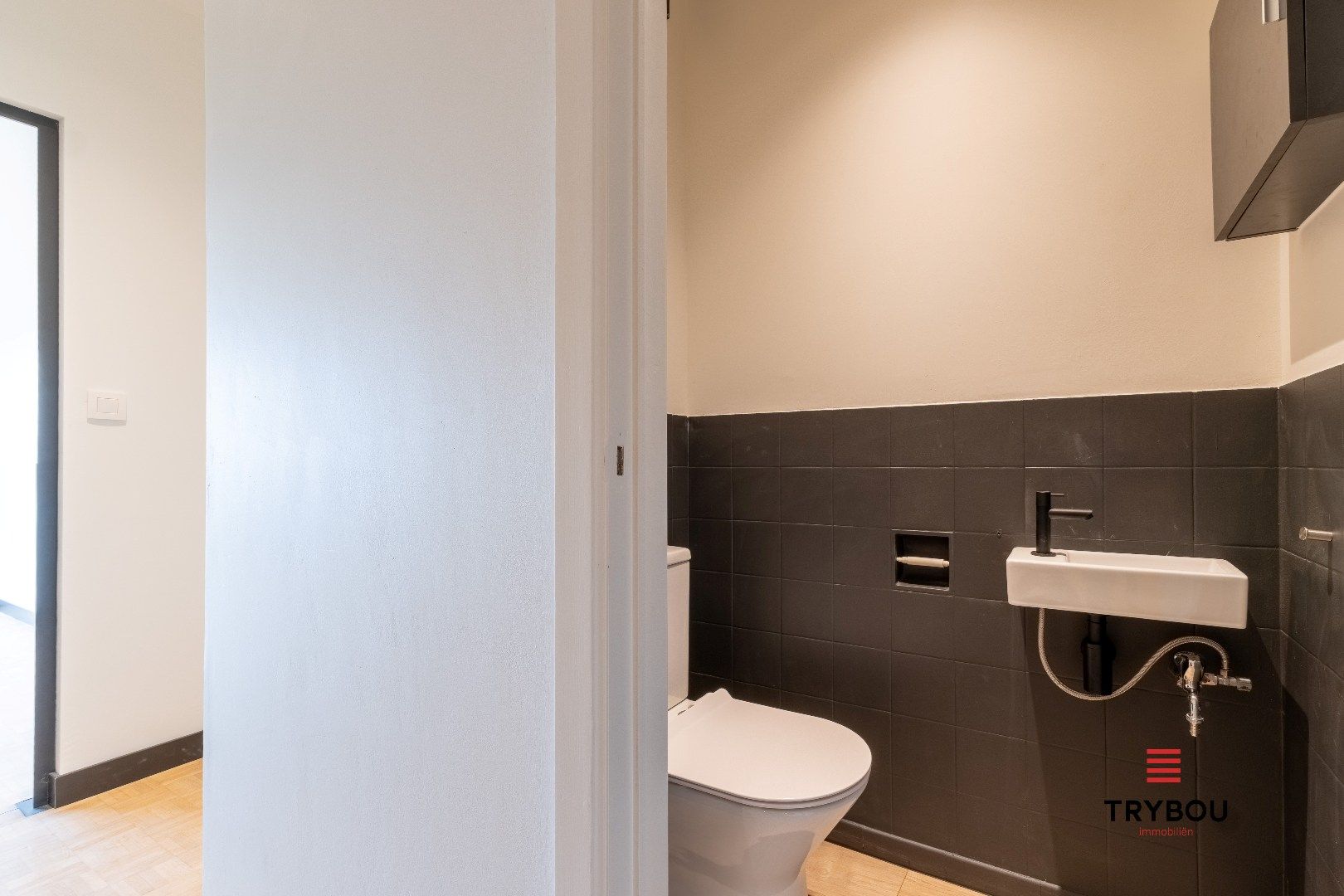 Volledig gerenoveerd 2-slaapkamerappartement te huur – rand centrum Ieper foto 10