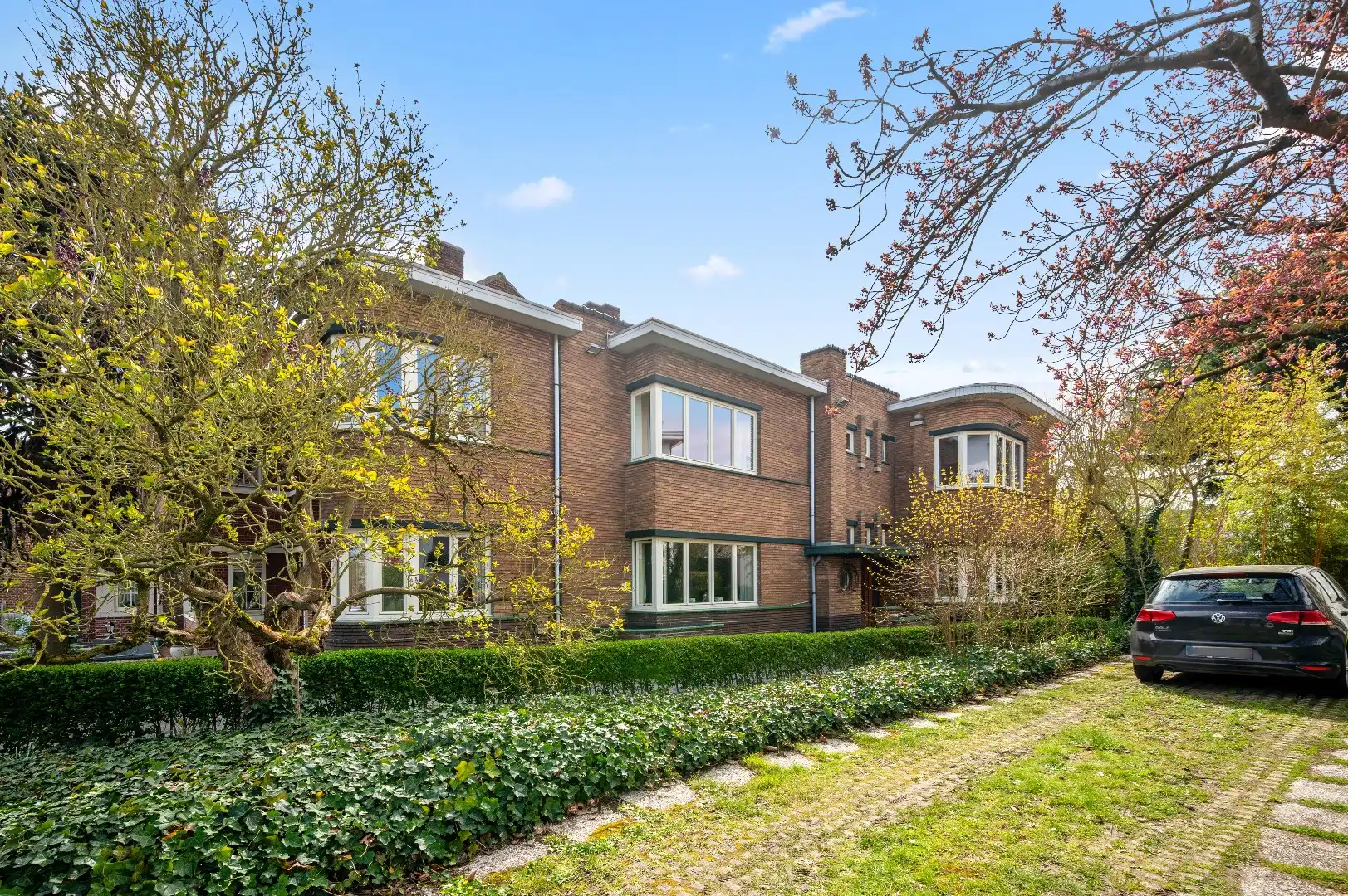 Karaktervolle interbellumwoning met veel ruimte, grote tuin en garage foto 2