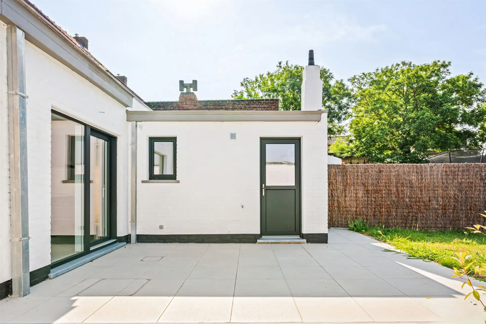 Charmant gerenoveerde woning met grote aangename tuin en handige oprit. foto 19