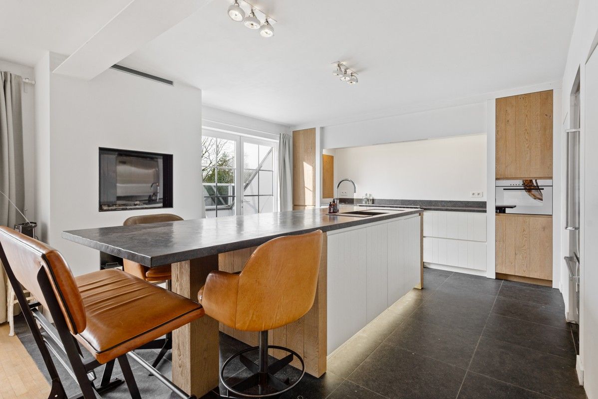Ruim duplexappartement met mogelijk 4 slaapkamers en 2 badkamers, gezellig terras en ruime garage. foto 5