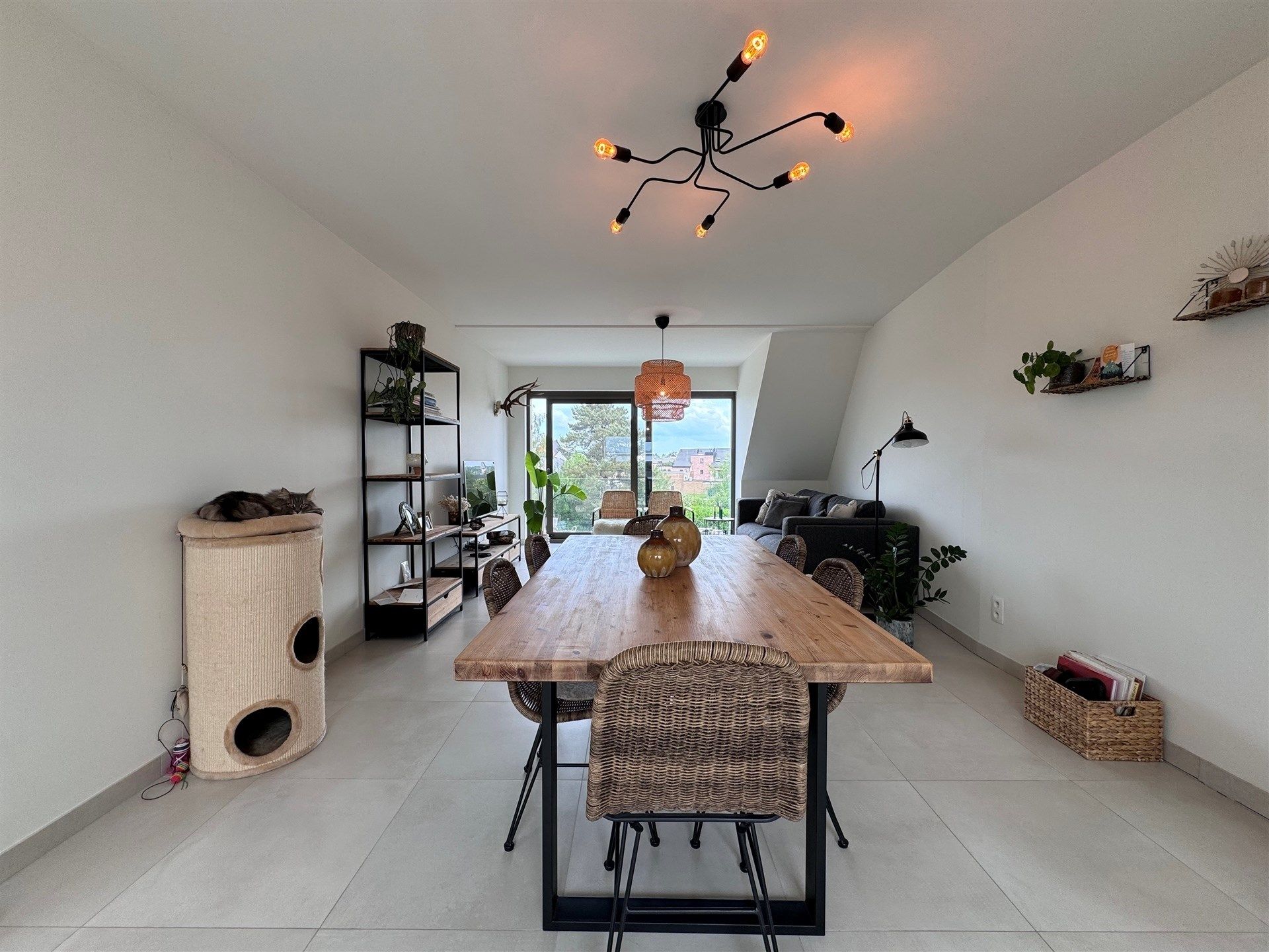 Schitterend 2 slaapkamer appartement met staanplaats en carport. foto 5