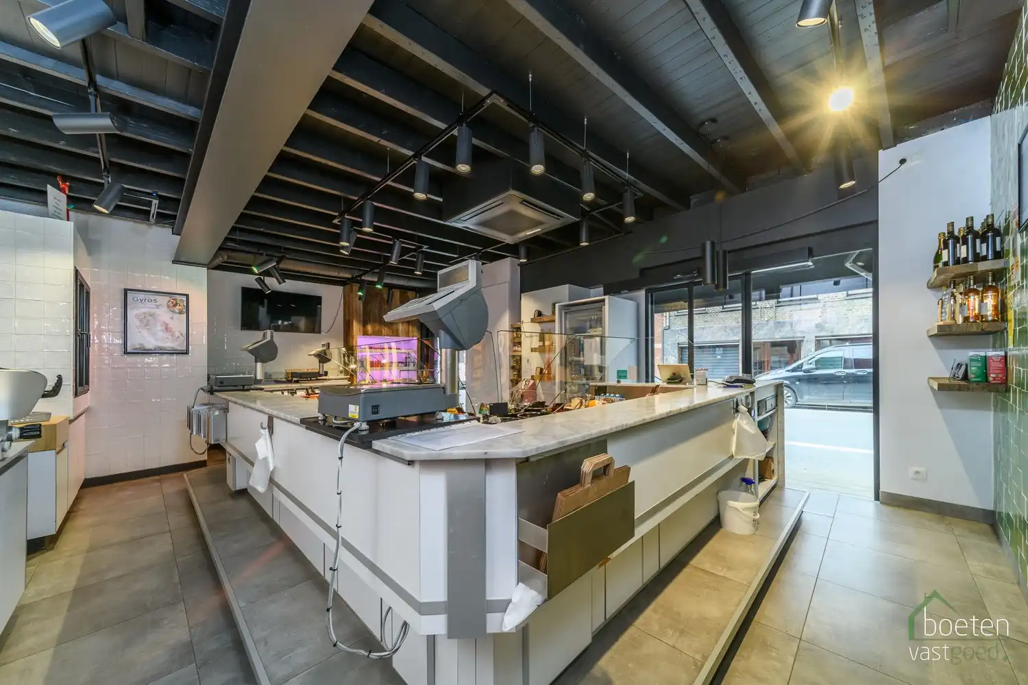 ALVERINGEM: instapklare beenhouwerij met woonst (4 slpks), ruim zonneterras/tuintje en garage in het hart van Alveringem. foto 6