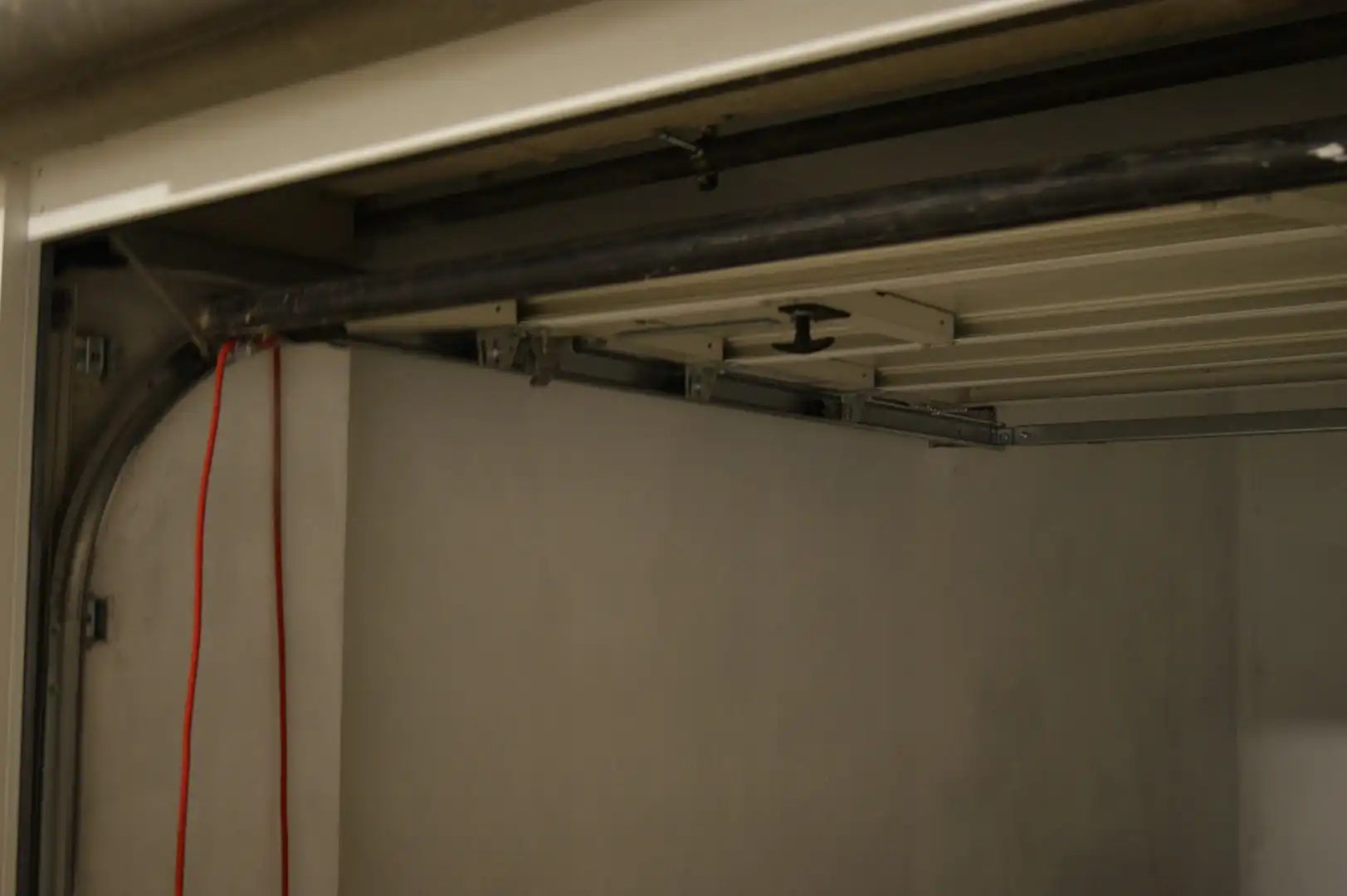 Ondergrondse garagebox met sectionaalpoort op toplocatie in Middelkerke foto 4