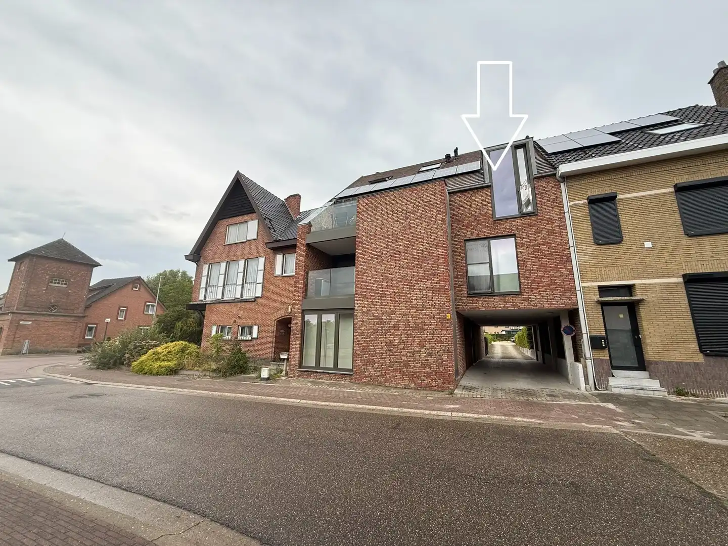 Prachtig instapklaar 1-slaapkamer duplex-appartement vlakbij het centrum van Diepenbeek. foto {{pictureIndex}}