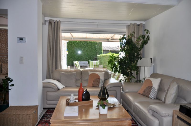 Volledig vernieuwde woning met 3 slaapkamers en garage. foto 3
