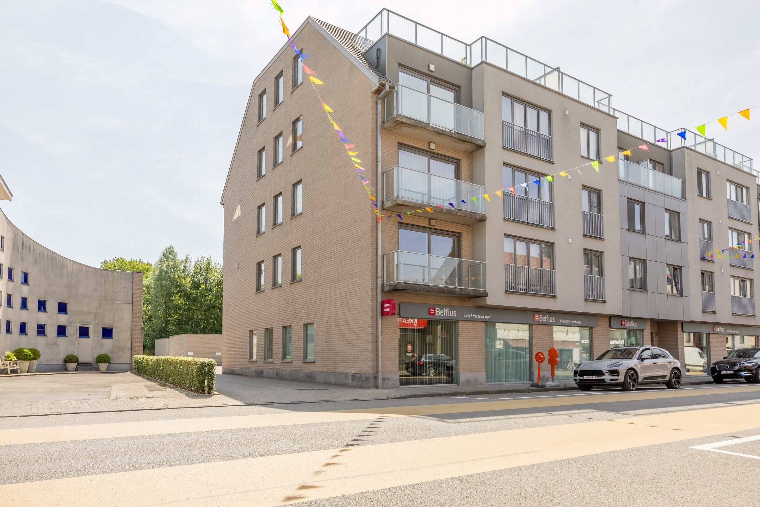 UITZONDERLIJK APPARTEMENT MET AUTOSTAANPLAATS  foto {{pictureIndex}}
