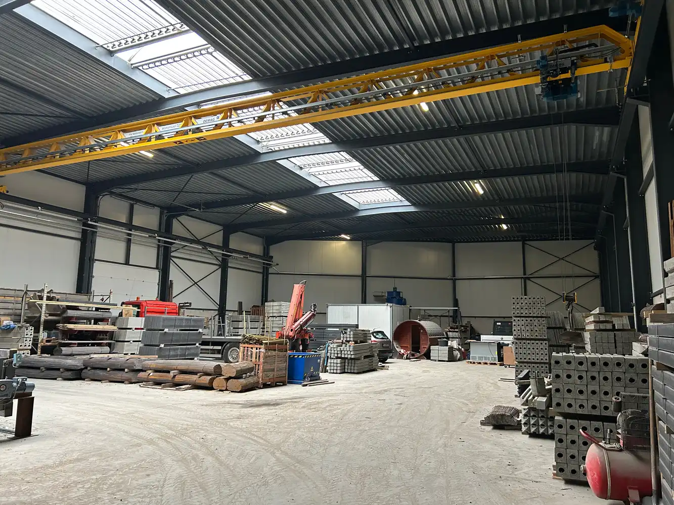 BEDRIJGSPANDEN MET KANTOREN EN MACHINES EN ROLLEND MATERIEEL foto 10