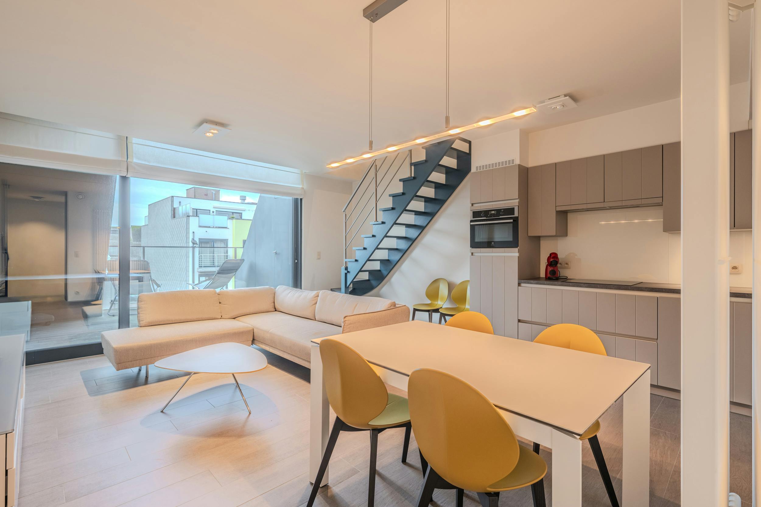 Recent twee slaapkamer appartement op absolute topligging! foto 4