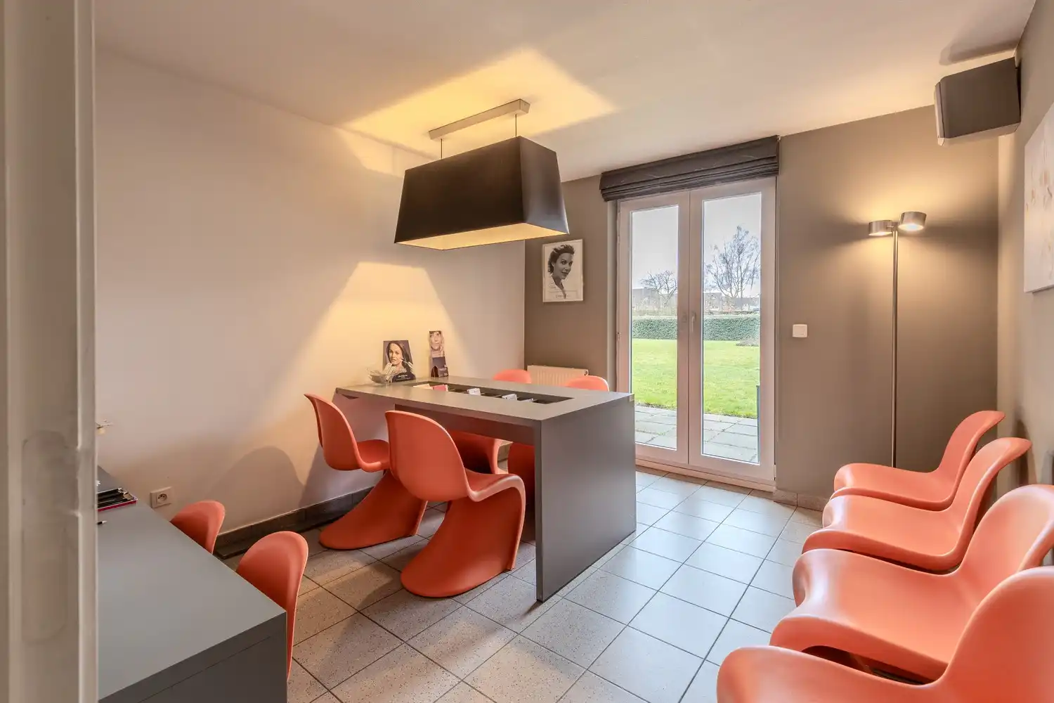 Appartement met drie slaapkamers, momenteel ingericht als dokterspraktijk in Maasmechelen. foto 16
