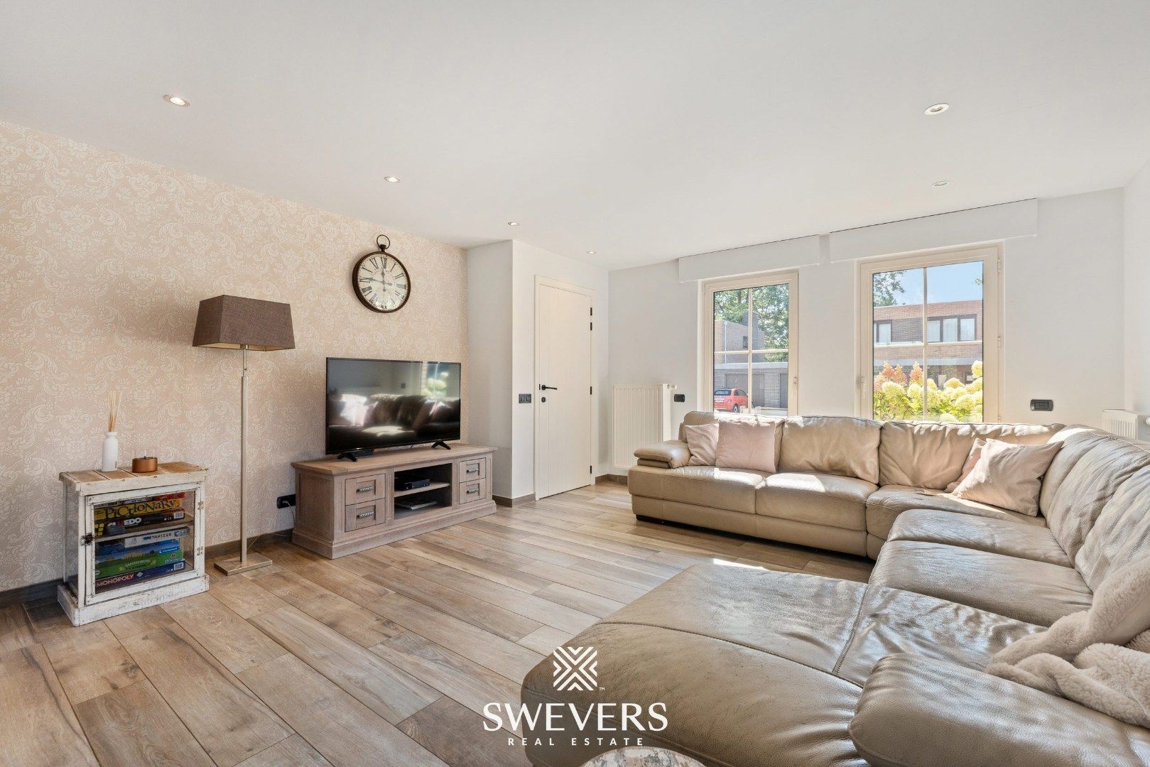 Ruime open bebouwing met nieuwe keuken en veranda foto 6