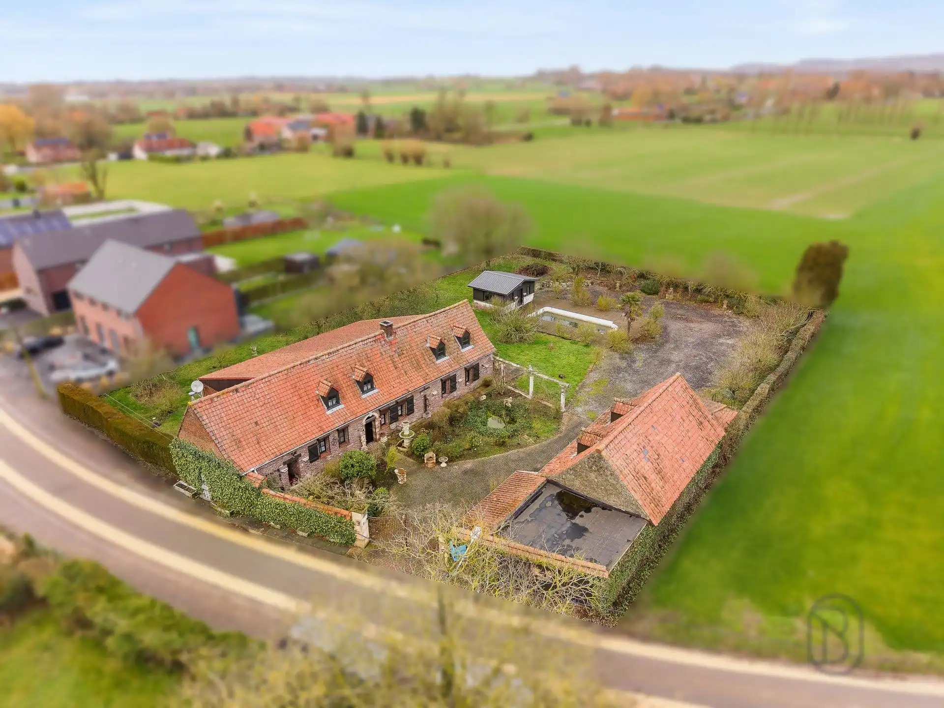 Charmante woning en bijgebouwen, met een prachtig zicht! foto 8