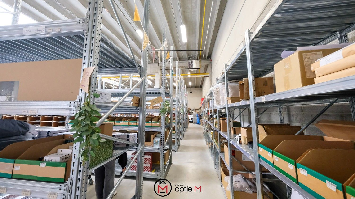 Magazijn met kantoor te huur in Lummen foto 4