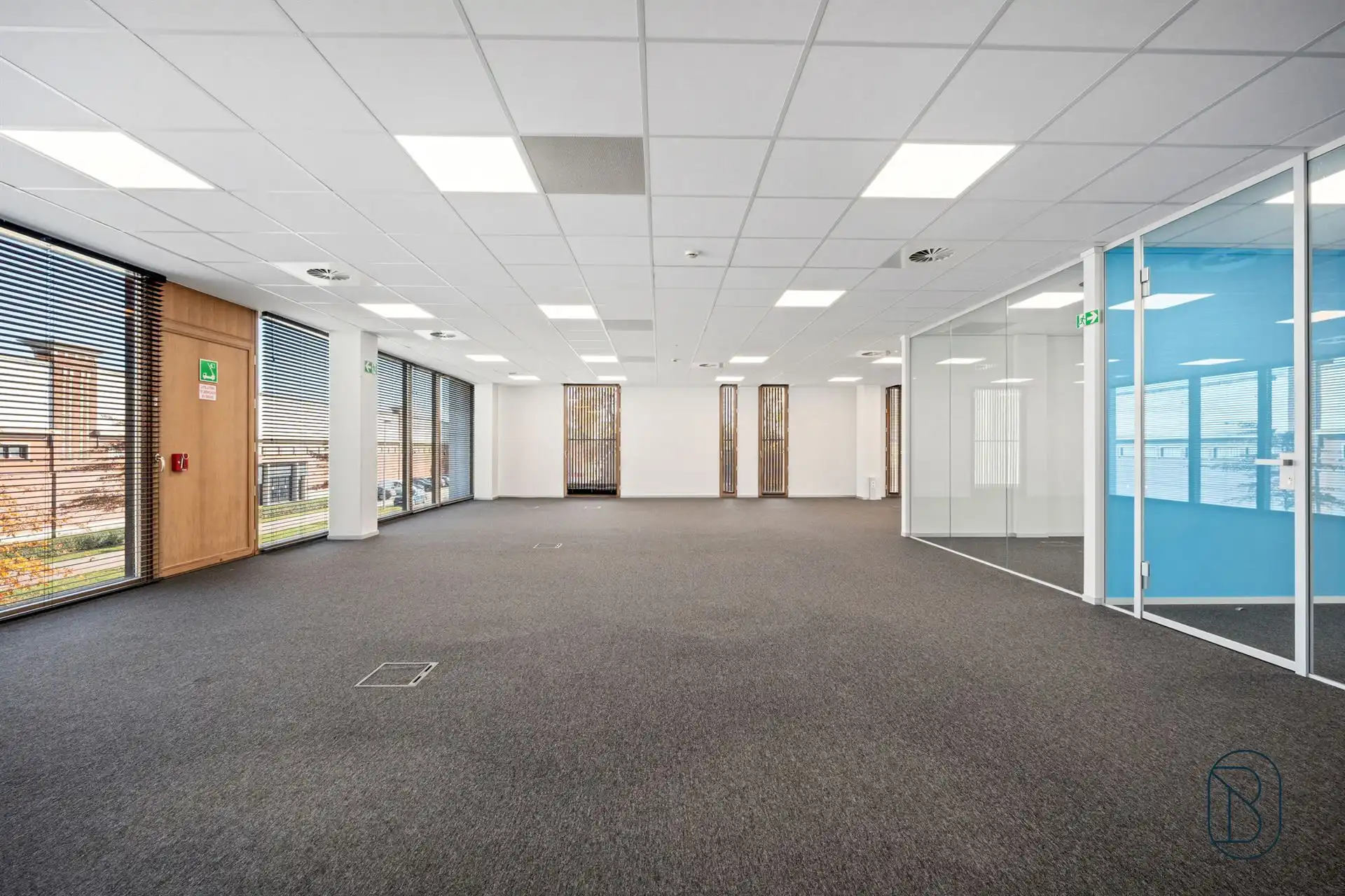 Lichtrijk groot kantoor in mooi bedrijfscomplex te Zwevegem foto 12