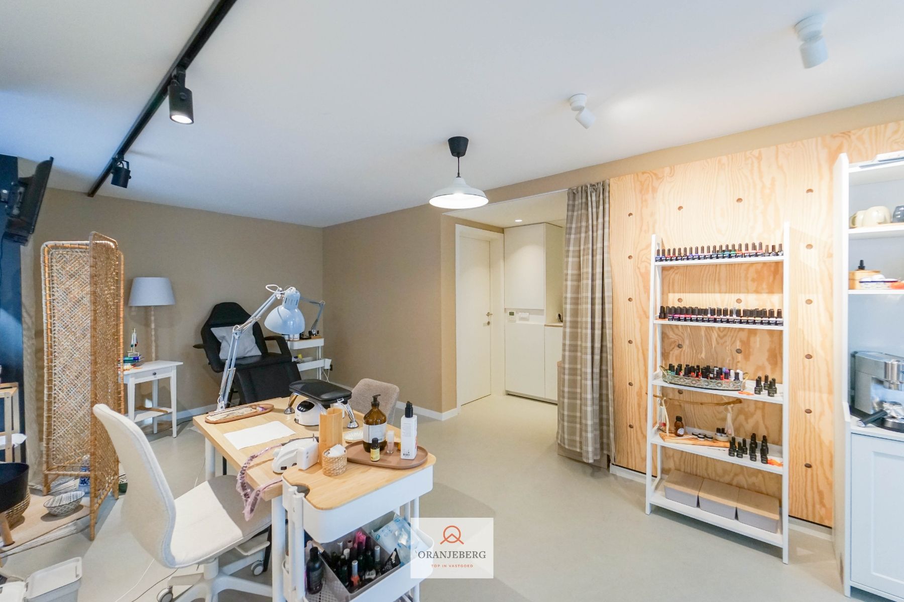Hoekwinkel te huur vlakbij Vrijdagmarkt foto 19