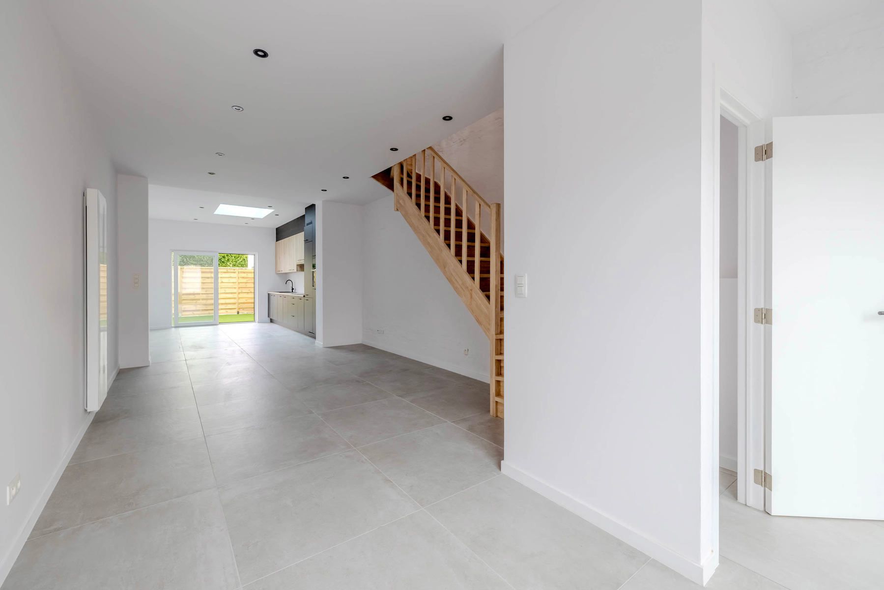 Gerenoveerde woning met 3 slpk, tuin en parking foto 2