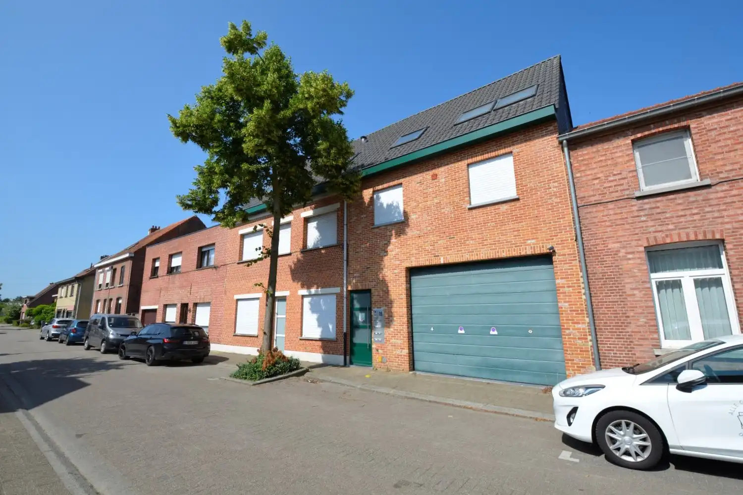 VERKOCHT! POLYVALENT MAGAZIJN CENTRUM OELEGEM! foto {{pictureIndex}}