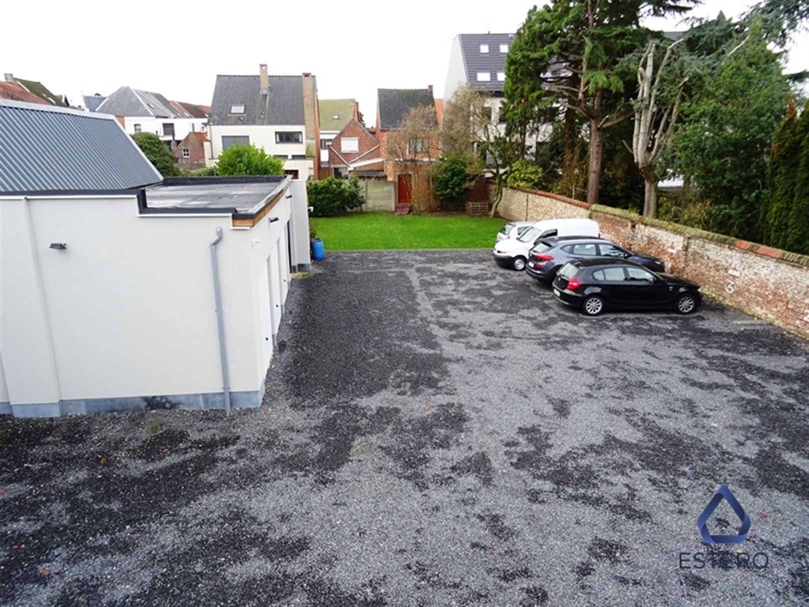 Autostaanplaats op binnenkoer centrum Lede foto {{pictureIndex}}