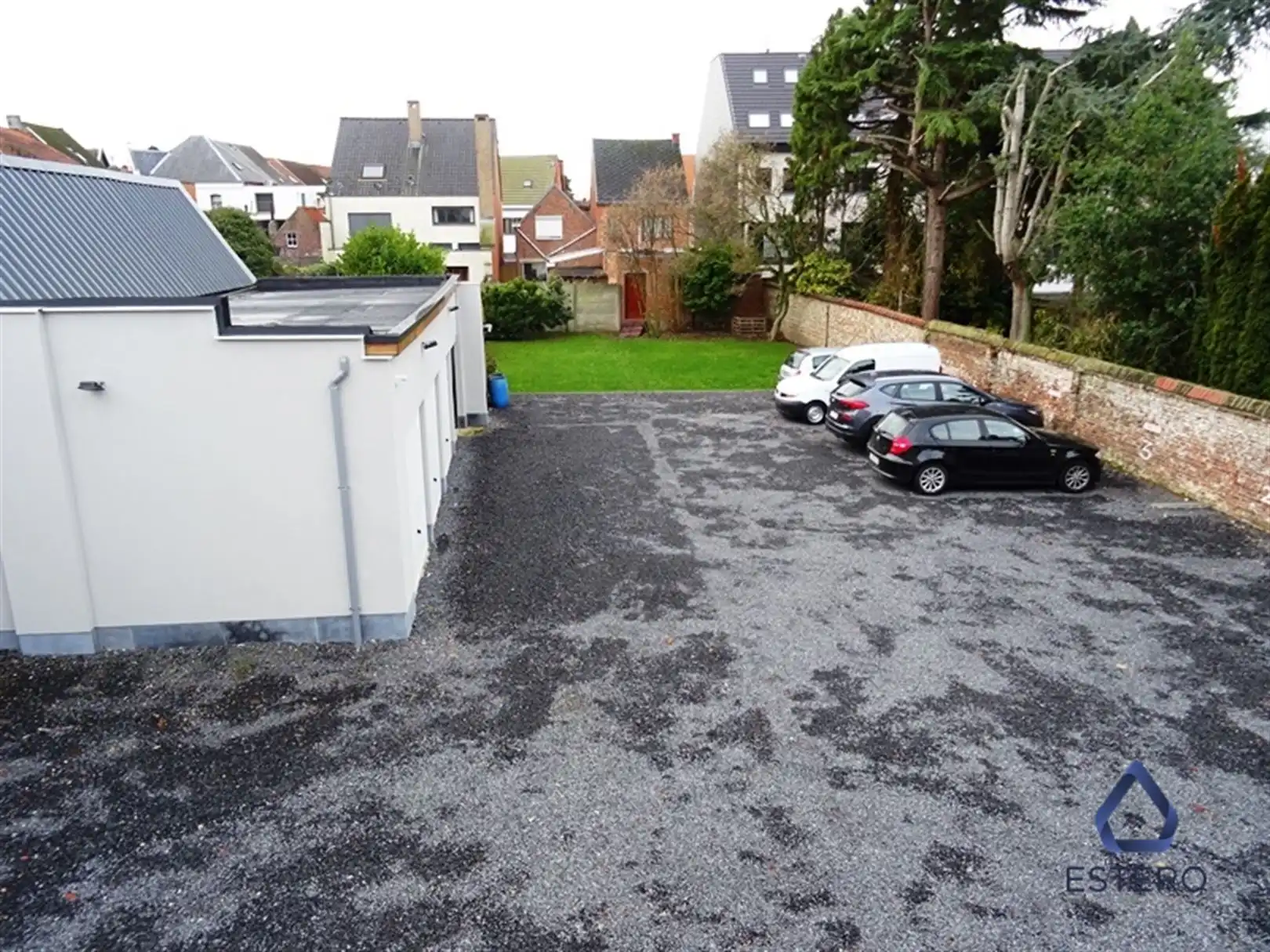 Autostaanplaats op binnenkoer centrum Lede foto {{pictureIndex}}