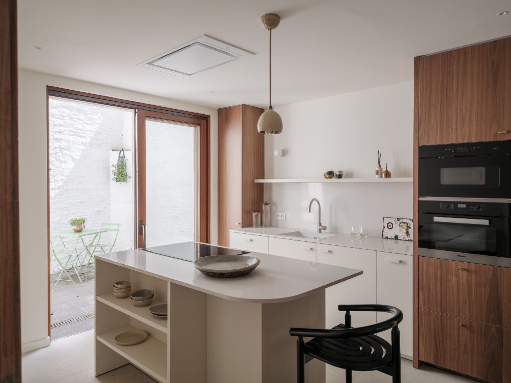 Karaktervolle, gerenoveerde interbellumwoning met 4 slaapkamers en buitenruimte op wandelafstand van station Gent-Sint-Pieters. foto 4