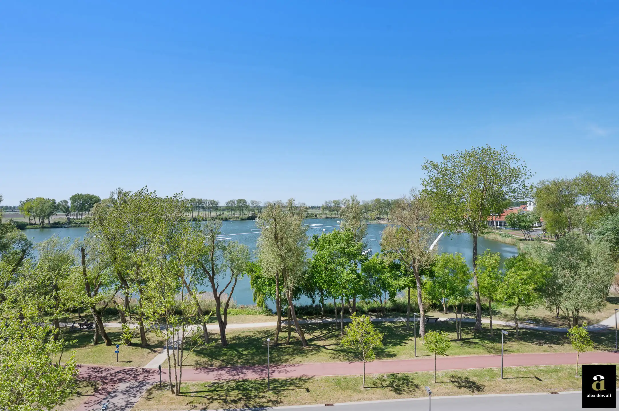 Nieuwbouw penthouse met zuidwestelijk terras en open uitzicht op het Duinenwatermeer. foto {{pictureIndex}}