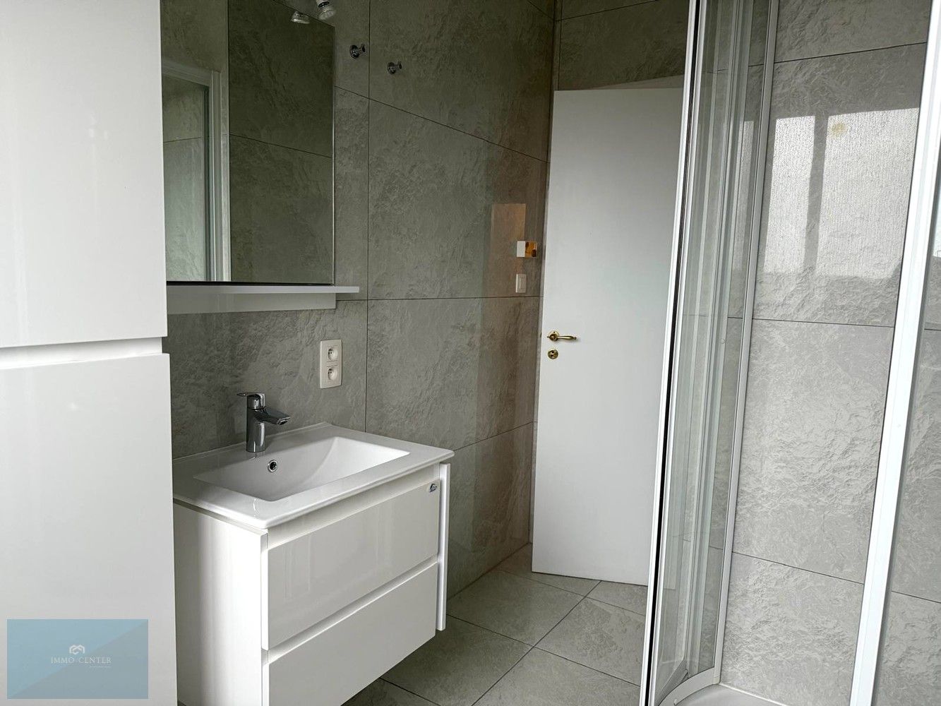 Te huur: Ruim 3-slaapkamer appartement in hartje Genk – Sint-Martinusplein foto 13