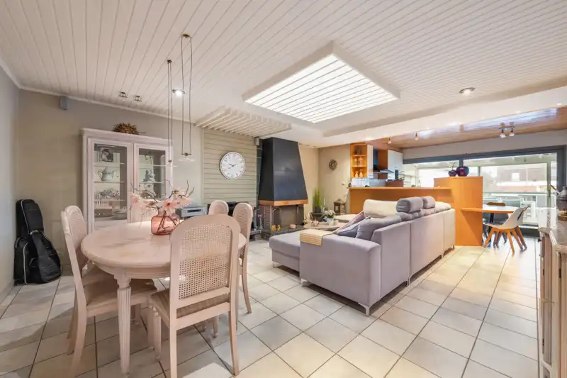 Lauwe-Centrum. Uitstekende gelegen handelseigendom : wonen en werken met 4 slaapkamers met tuin en aparte ingang garagegebouw en parking. POLYVALENTE EIGENDOM MET POTENTIEEL ! foto 7