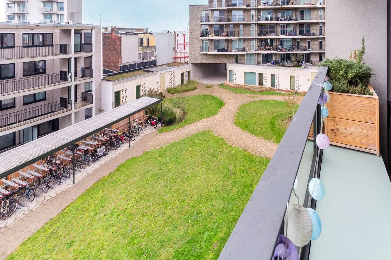 Stadsvibe en rust: energiezuinig appartement met terras foto 6