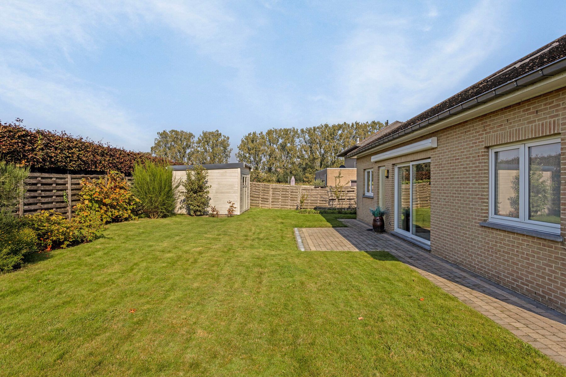 Bungalow met 5 kamers, tuin en garage! foto 3