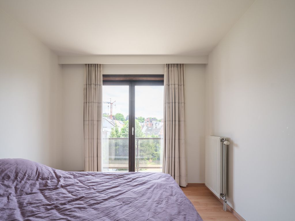 Licht op te frissen penthouse met 4 slaapkamers, meerdere zonneterrassen en een adembenemend uitzicht over de Leie en de Bijloke. Aankoop staanplaats. foto 13