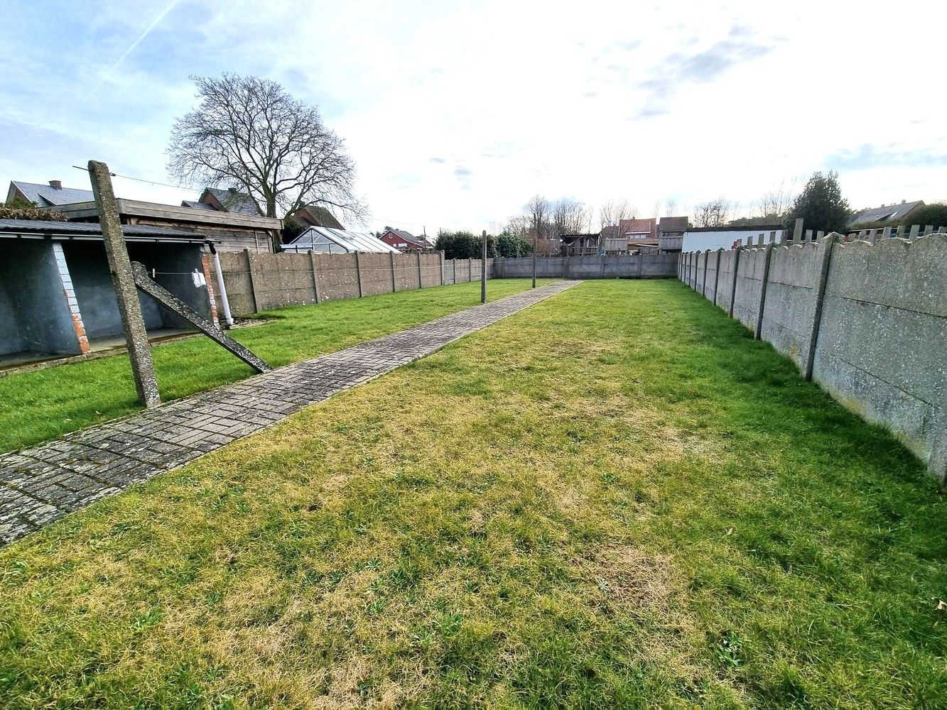 Instapklare woning, 4 slaapkamers, dubbele garage en grote achterliggende tuin foto 2