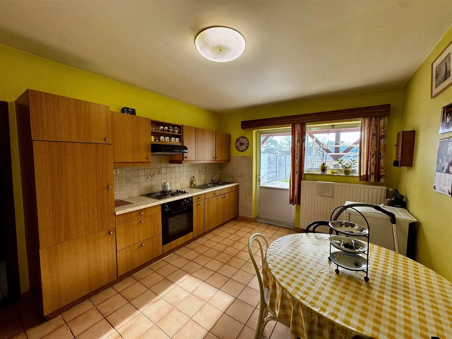 Gesloten bebouwing met ruime indeling en zuidgerichte tuin in Vucht foto 4