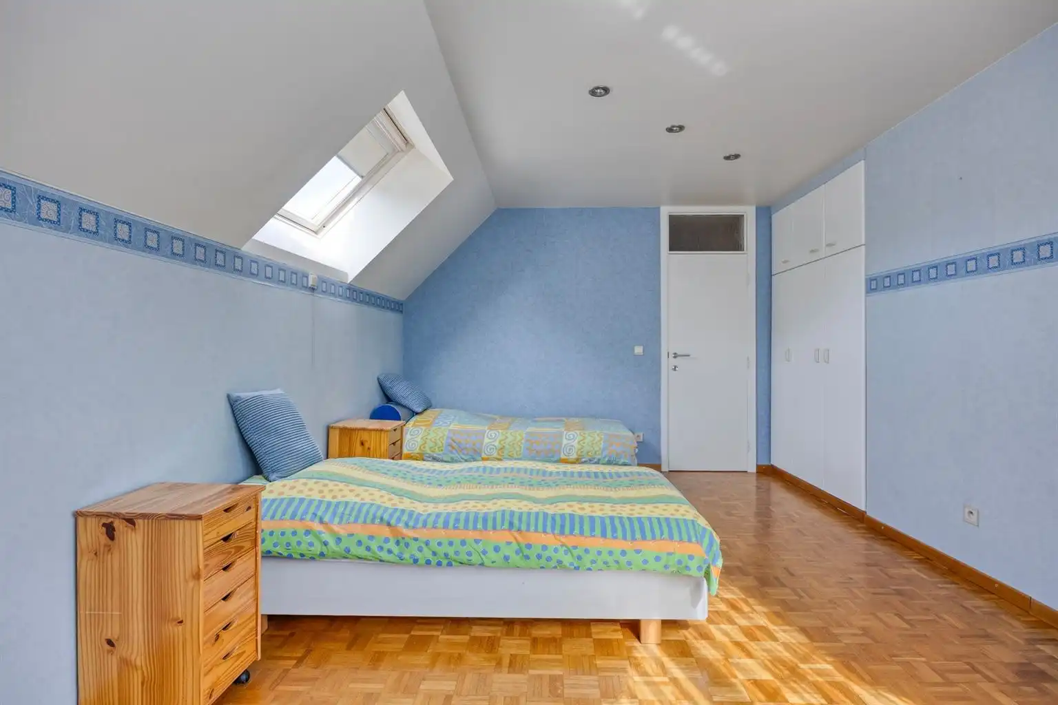 Toffe, vrijstaande split-level woning met 4 slaapkamers, inpandige garage, prachtig aangelegde tuin en zonnepanelen, rustig gelegen in het landelijke Ophoven.  foto 21