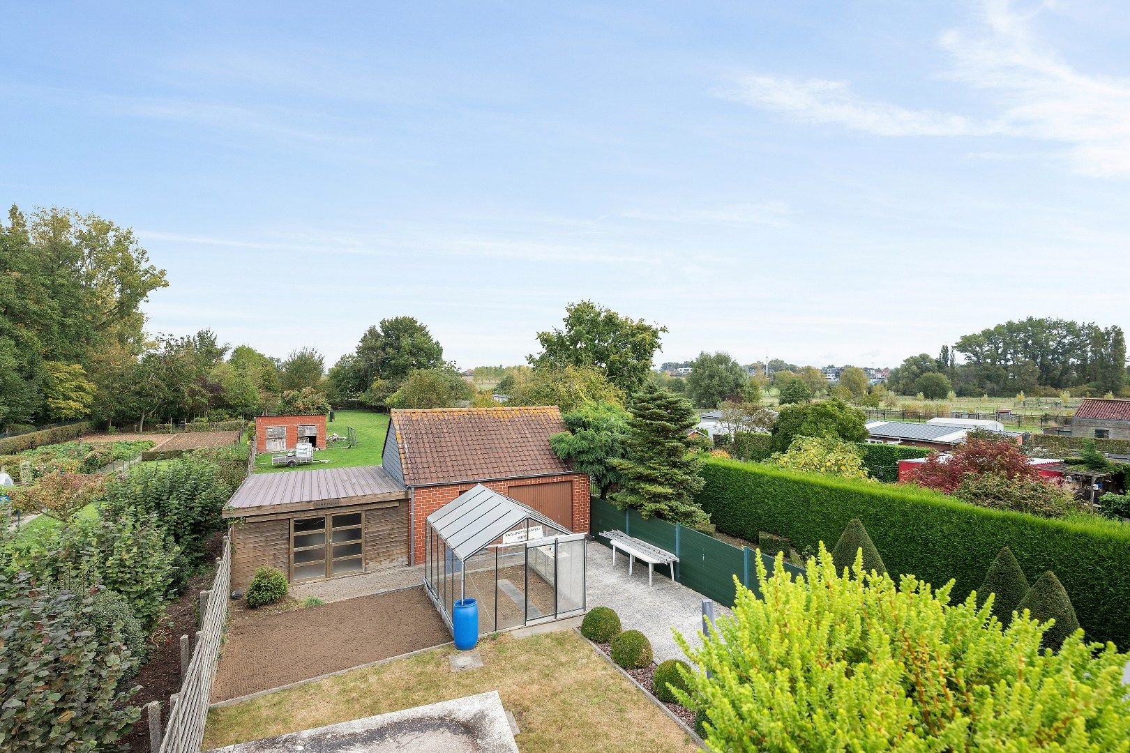 COMMERCIËLE HANDELSWOONST MET 3 SLPKS, GROTE GARAGE EN GUNSTIG EPC foto 5