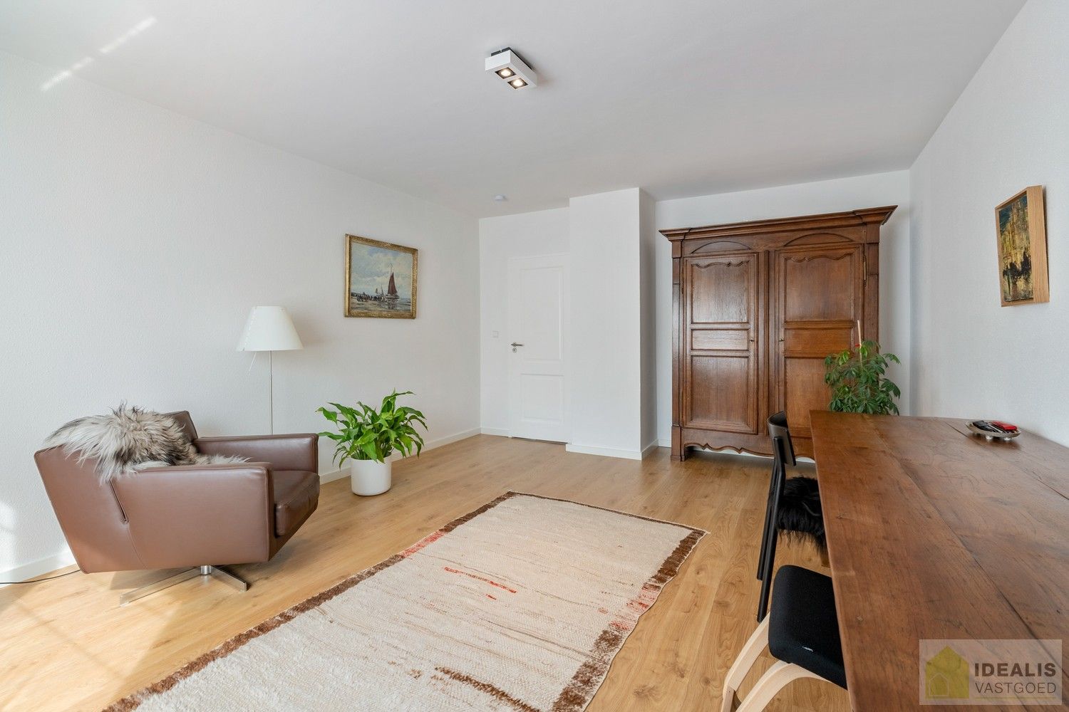 PRACHTIGE VILLA MET SCHITTERENDE ROYALE LEEFRUIMTES, UITGERUSTE KEUKEN, 2 BADKAMERS, 3 SLAAPKAMERS, CARPORT VOOR 2 WAGENS EN KNAP AANGELEGDE TUIN. DEZE KNAPPE VILLA OP EEN RESIDENTIELE LOCATIE BESCHIKT OP DE GELIJKVLOERSE VERDIEPING OVER EEN ROYALE INKOMHAL, RUIME LEEFRUIMTE MET AANSLUITEND EETKAMER EN PRAKTISCH UITGERUSTE LEEFKEUKEN MET EEN BIJKEUKEN/WASPLAATS MET TOEGANG TOT TERRAS, BADKAMER EN 2 SLAAPKAMERS; OP DE VERDIEPING BESCHIKT DE WONING OVER EEN PRACHTIGE MASTERBEDROOM MET AANSLUITEND EEN LUXUEUZE BADKAMER. EEN ‘MUST SEE’ VOOR KOPERS OP ZOEK IN HET MOOIE SEGMENT! foto 19